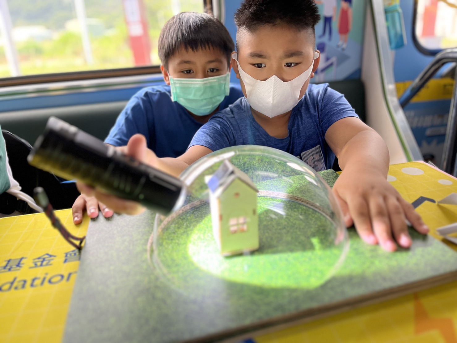 人生就是博參與基礎科學主題車廂，以STEAM教學精神，設計「逐日科學家」、「太陽能工程師」以及「淨零建築師」三大能源科普課程和實驗